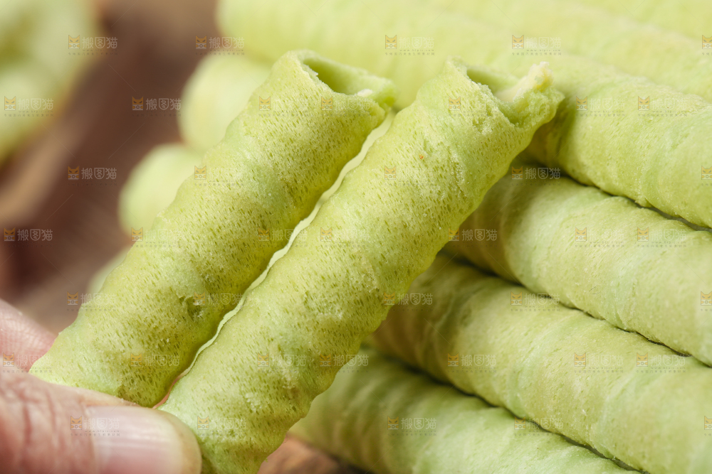 手里拿着抹茶卷