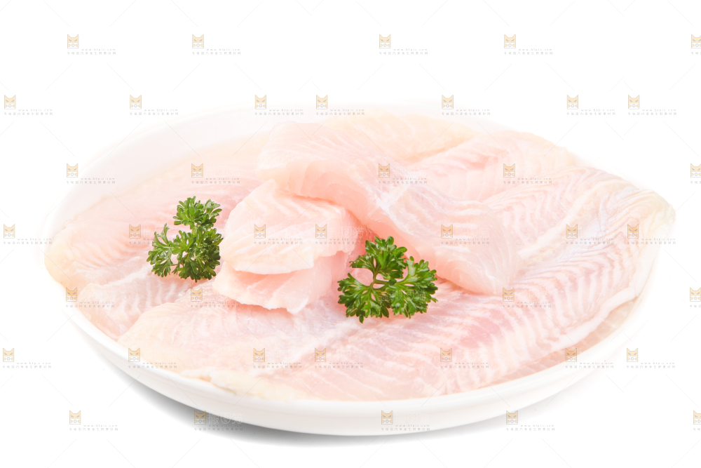 盘子里放着巴沙鱼片