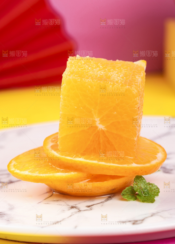 盘子里放着切开的贡柑