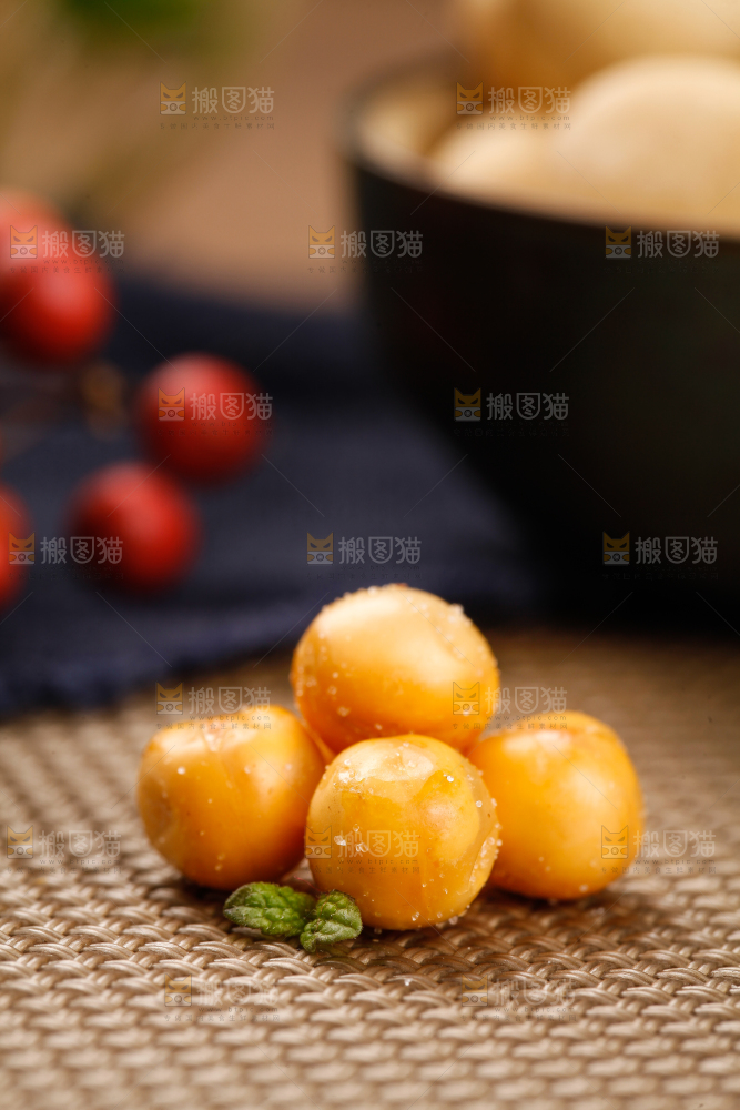 浅底上放着黄金豆