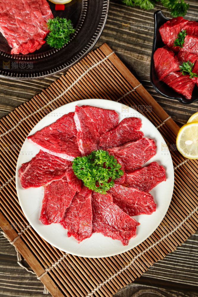 木底上放着一盘牛肉