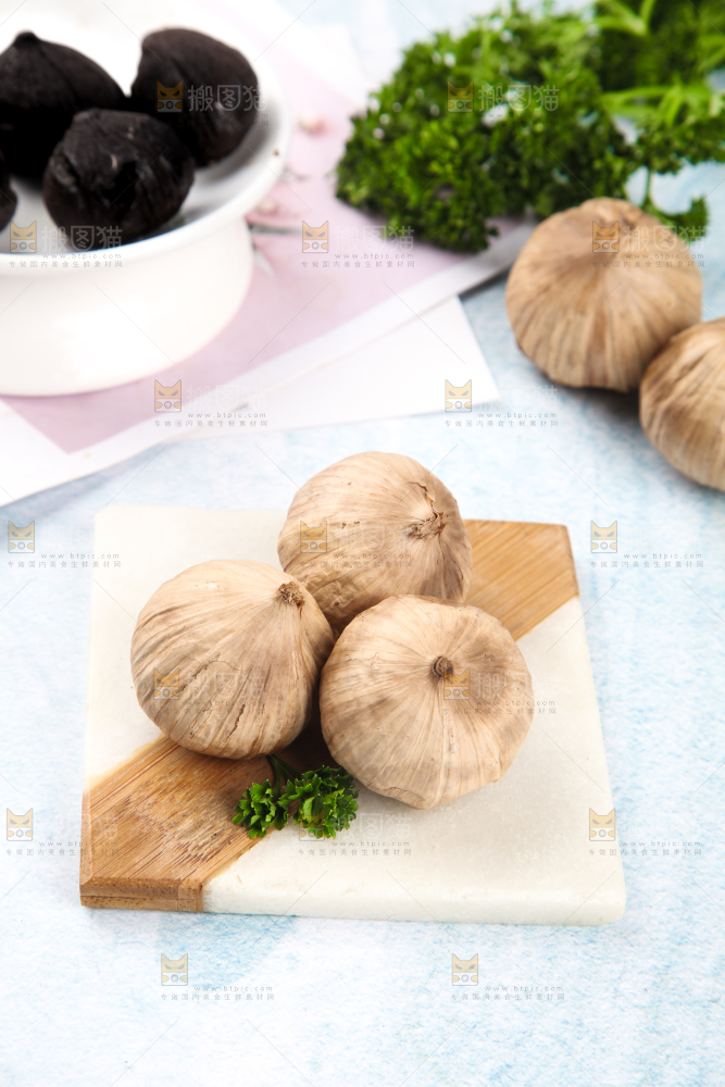 石板上的发酵黑蒜