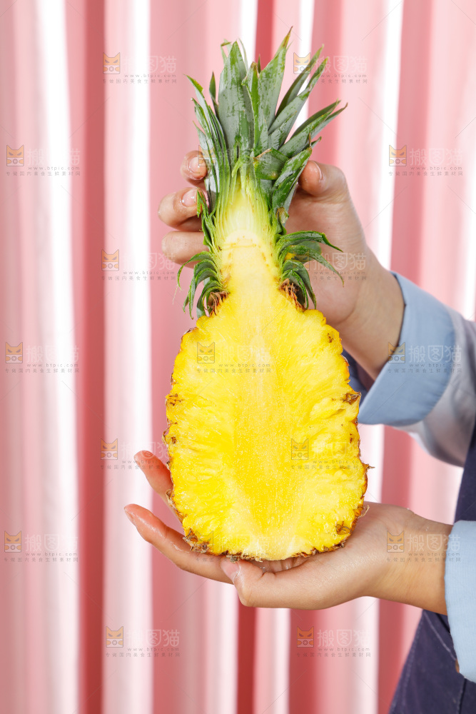 手里拿着凤梨