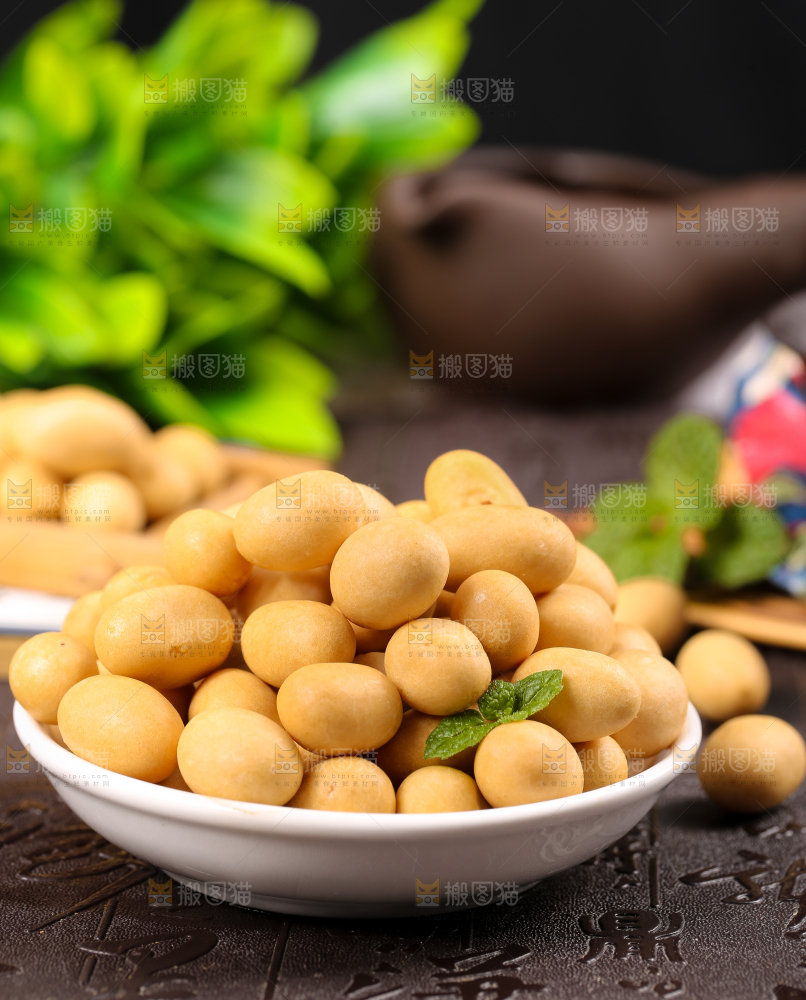 盘子里装着鱼皮花生