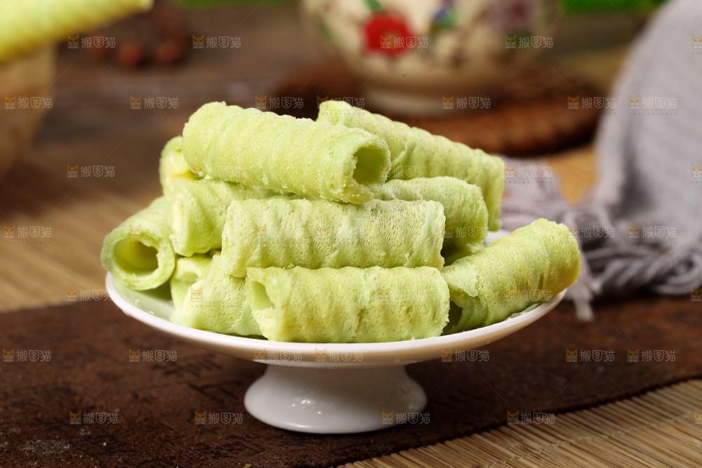 碟子里装着抹茶蛋卷