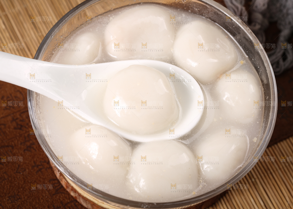 汤碗里放着汤圆