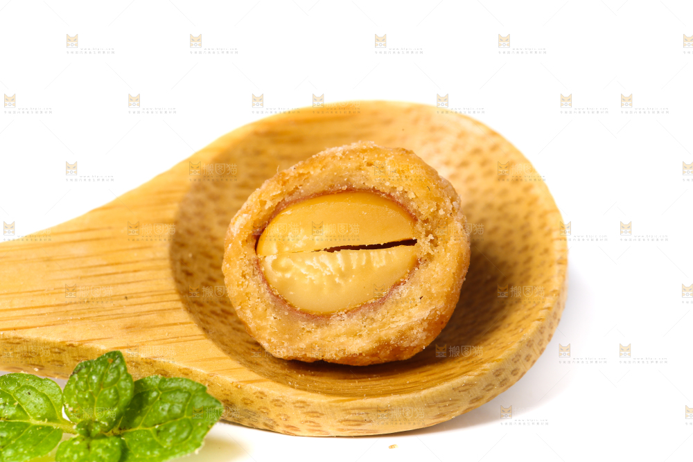 勺子上放着多味花生