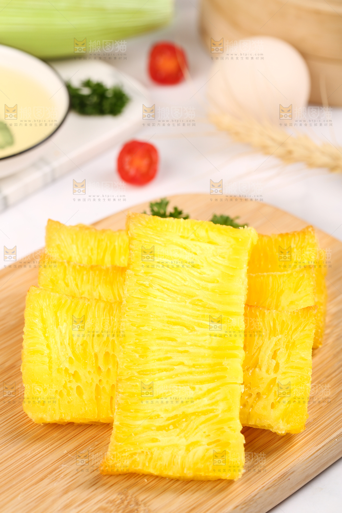 木板上摆放着椰汁黄金糕