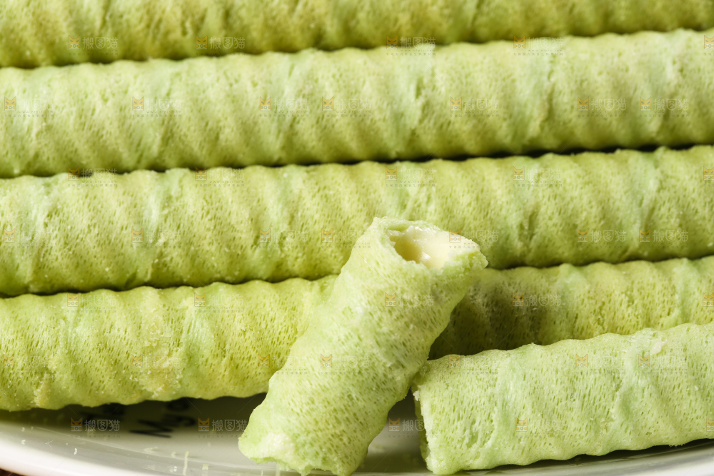 盘子里放着抹茶卷