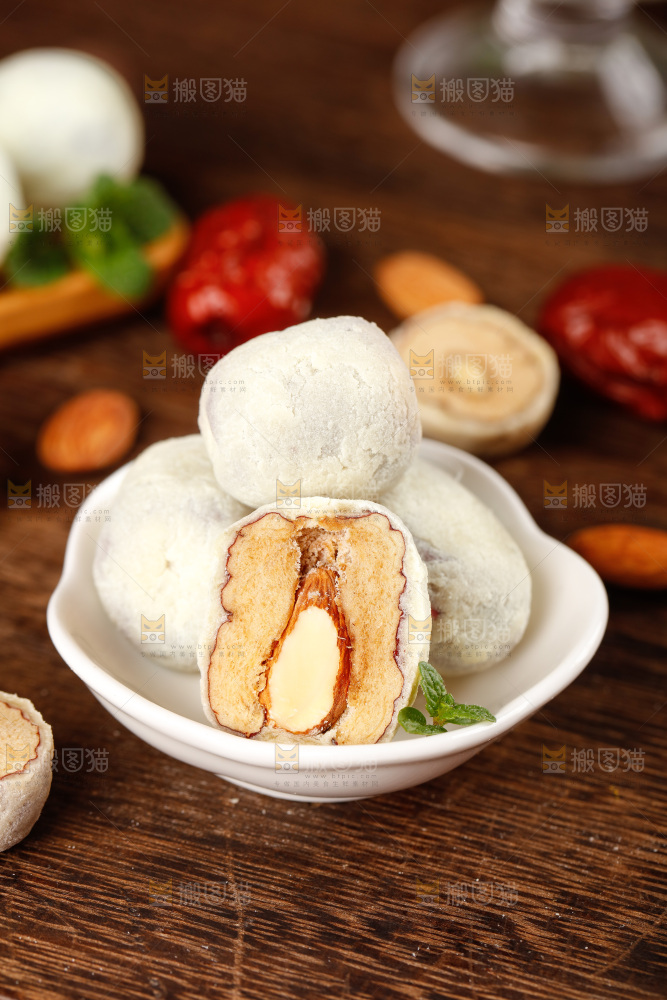 木底放着一碗杏仁奶枣