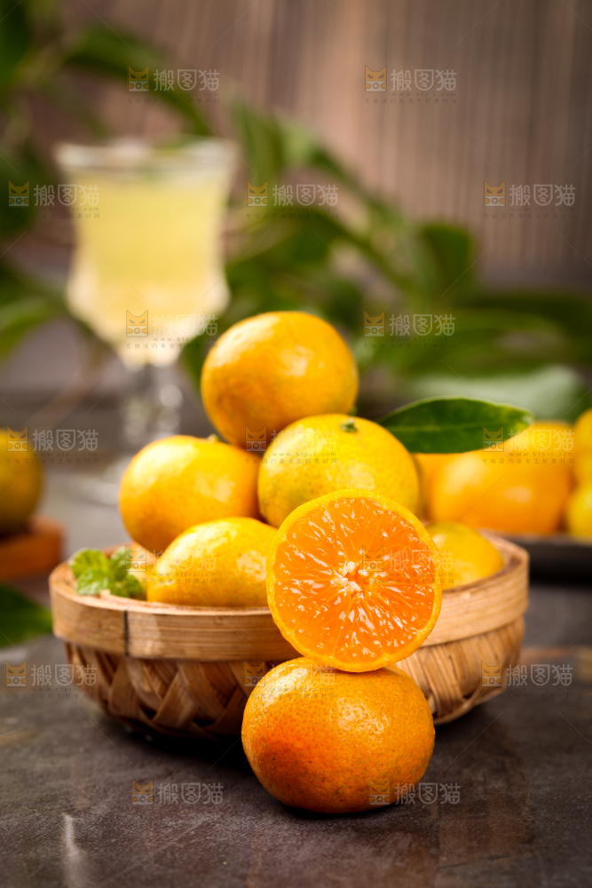 石板上放着一筐清香蜜橘