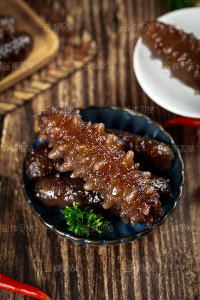 木底上放着一碗海参
