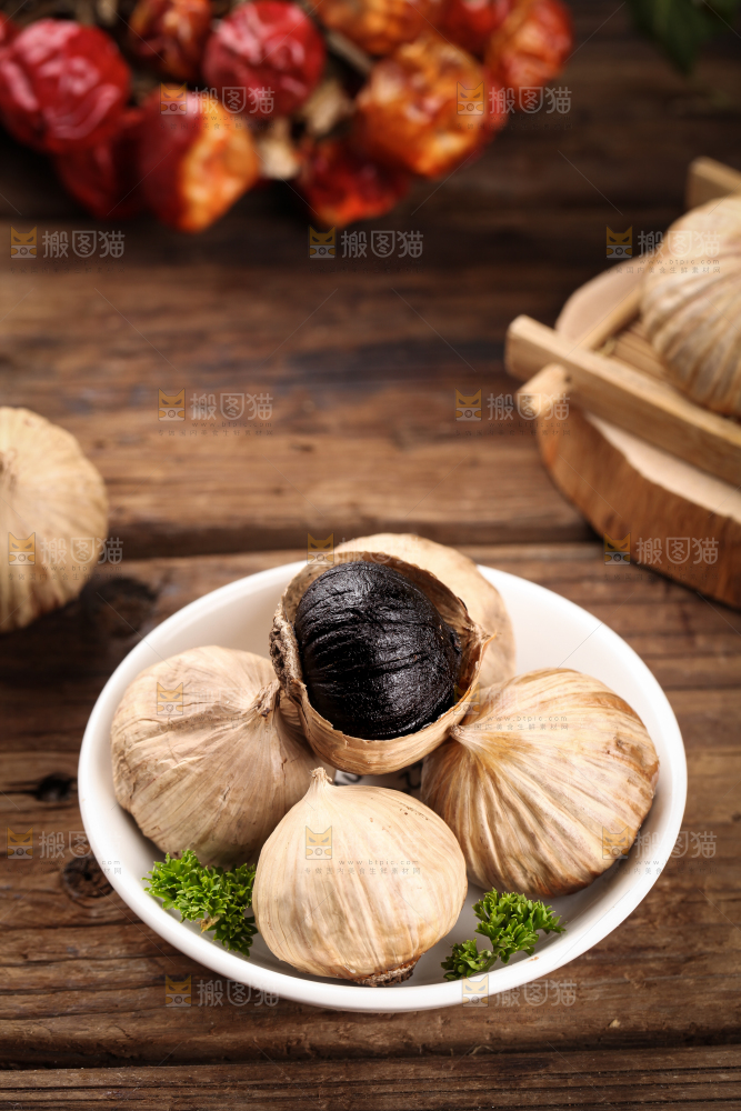 木板上放着独头黑蒜