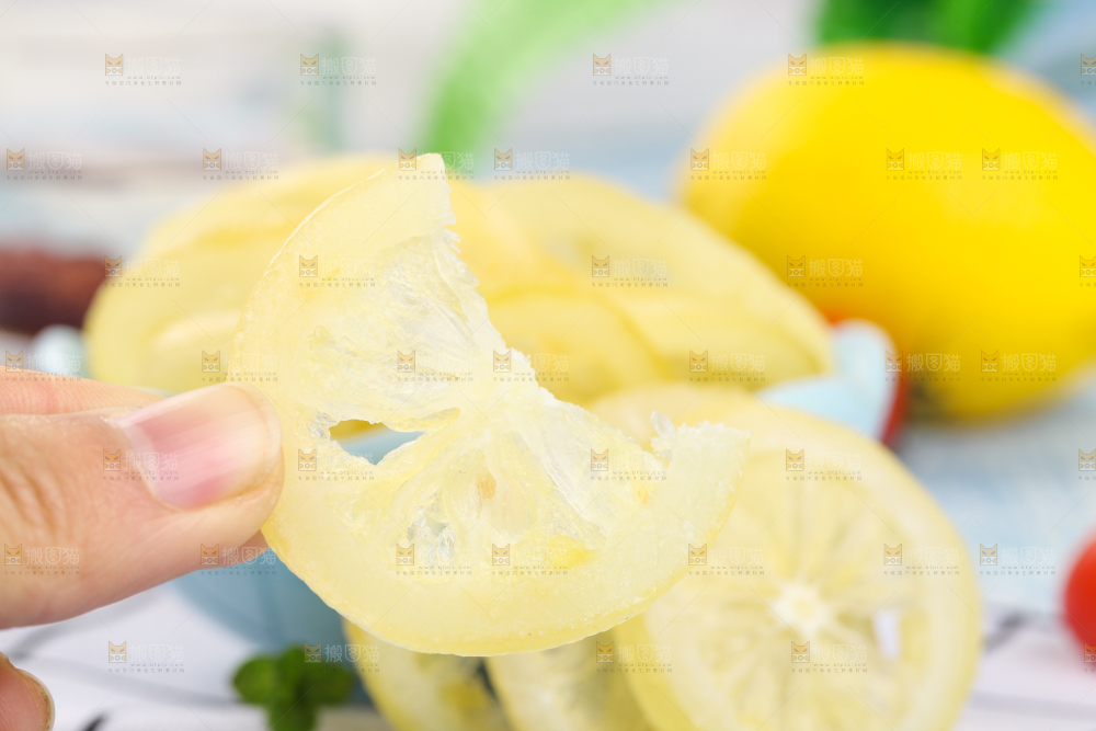 白格子底上的柠檬干片