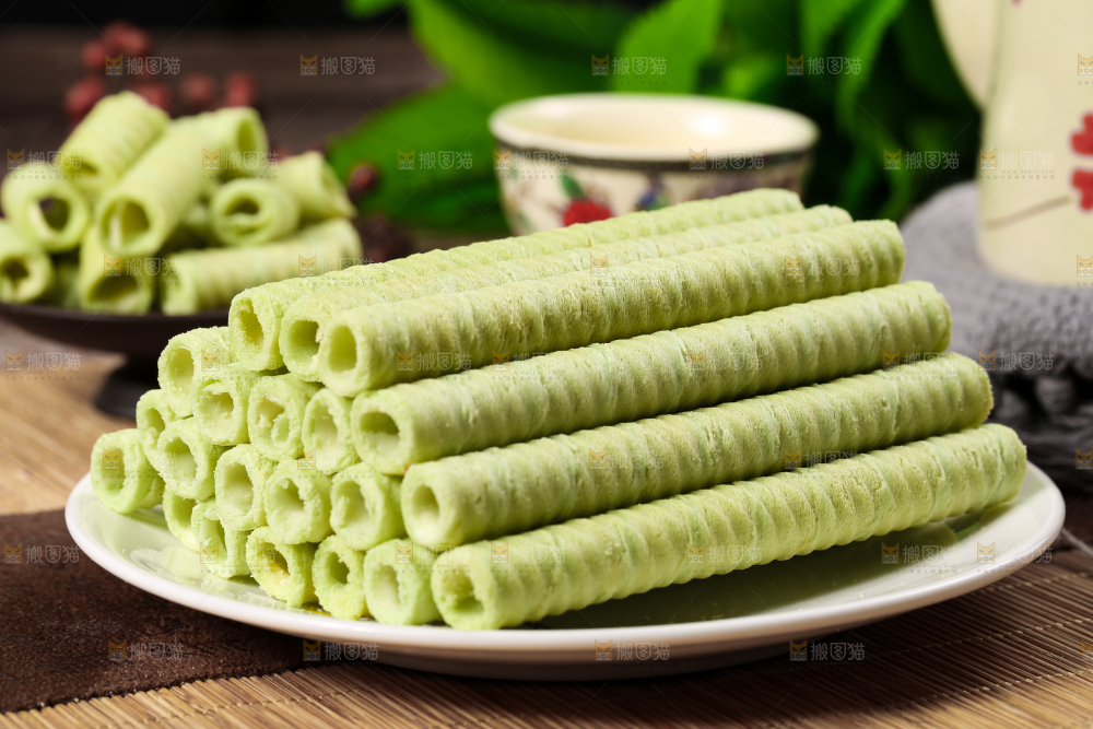 盘子里放着抹茶卷