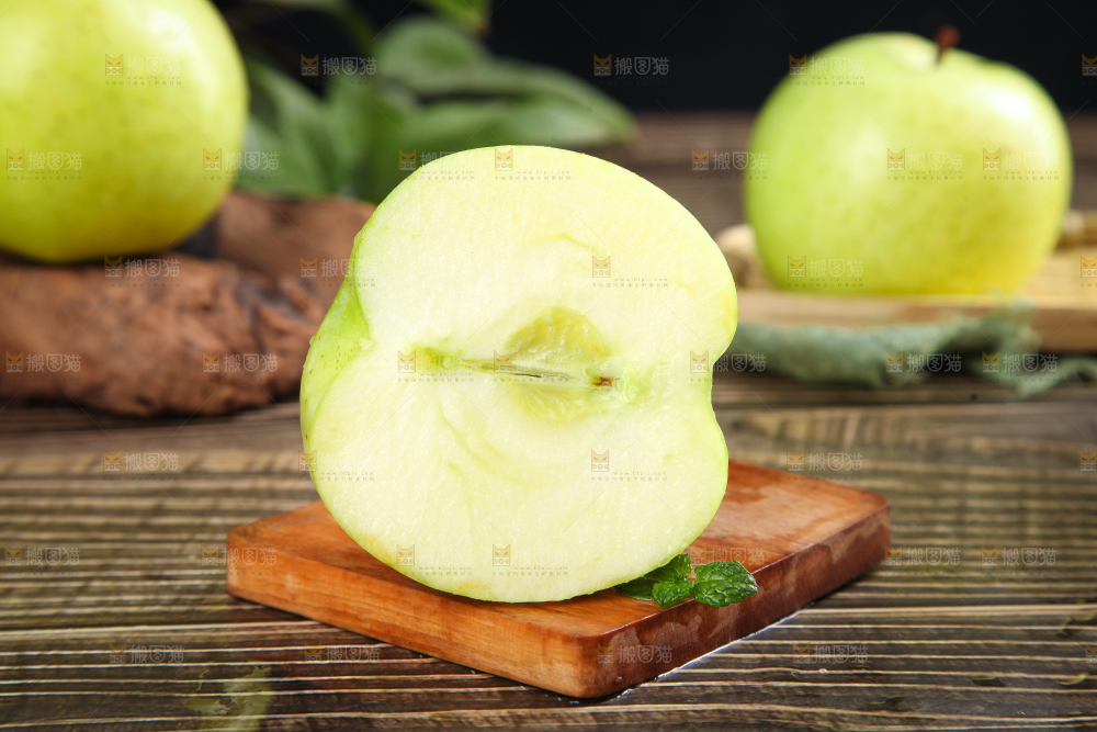 木底上放着王林青苹果