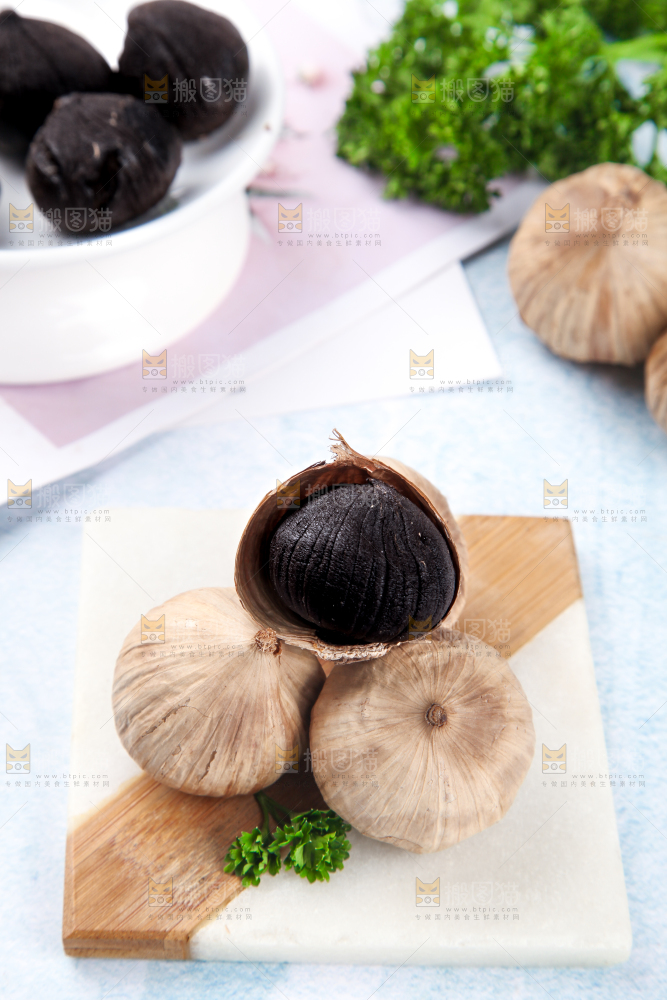 石板上的发酵黑蒜