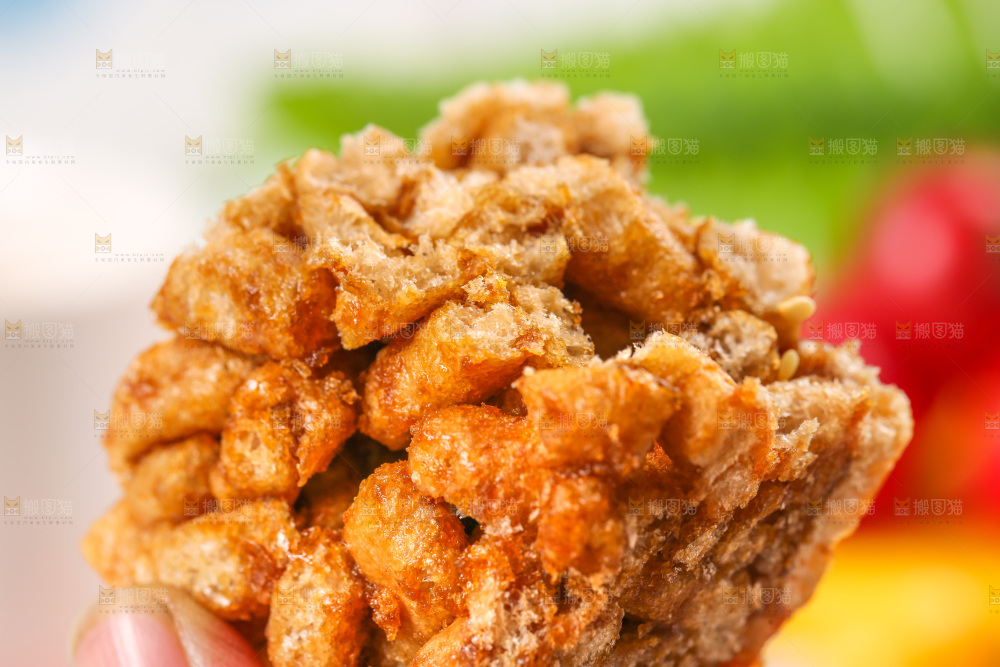 手里拿着沙琪玛