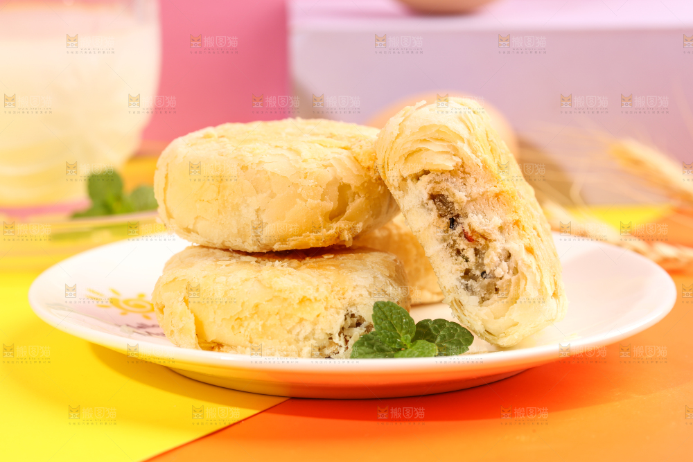 一盘苏式馅饼放在浅底上
