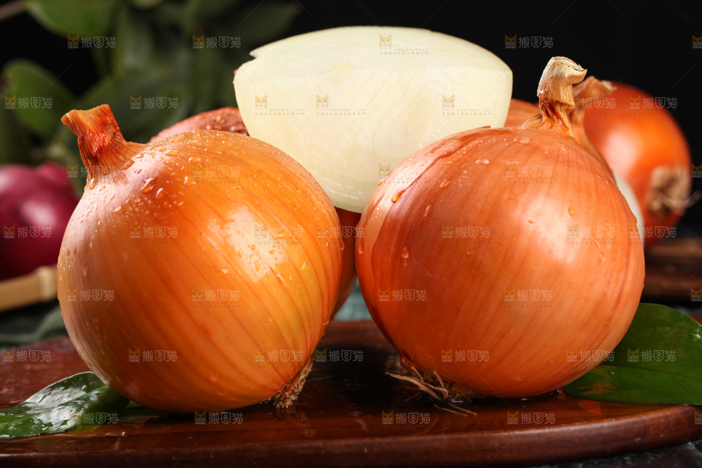 深底上放着黄皮洋葱