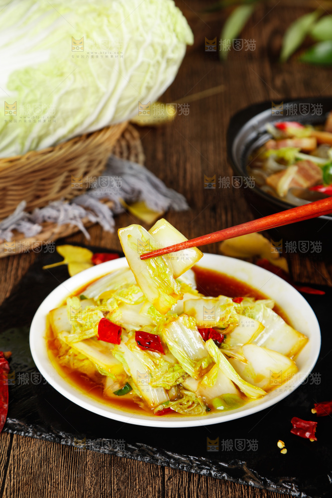 黑石板上放着一盘酸辣大白菜