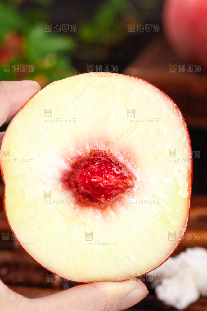 手里拿着蜜桃