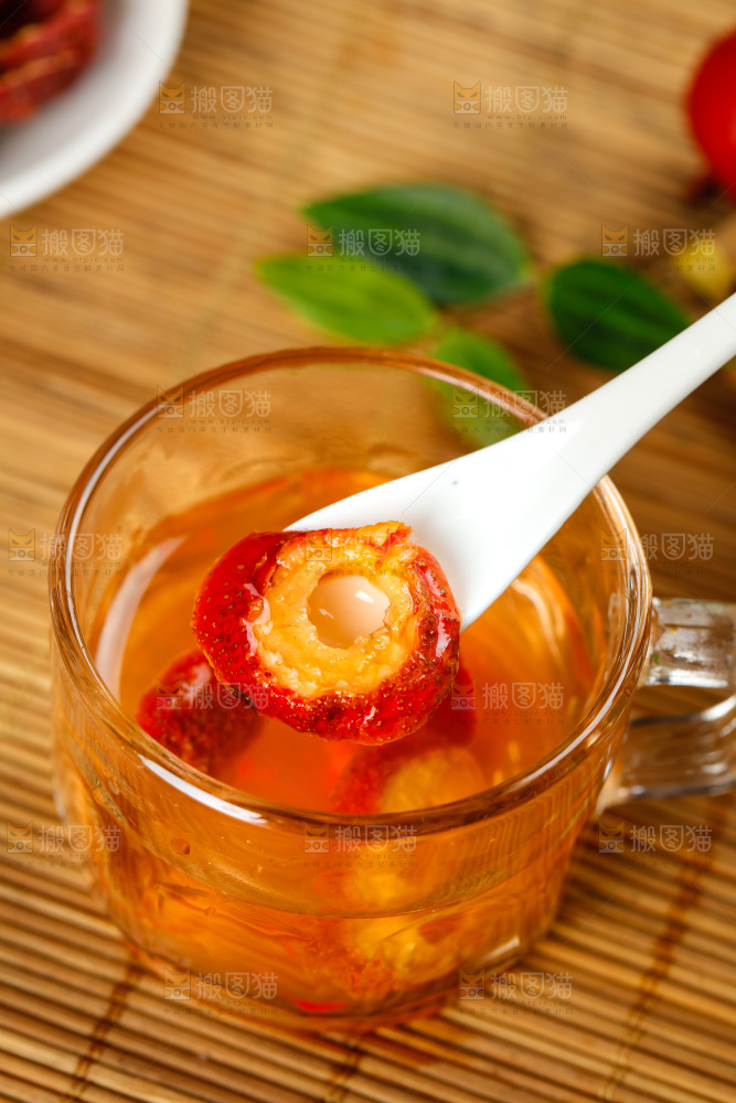 杯子里装着山楂片泡的水