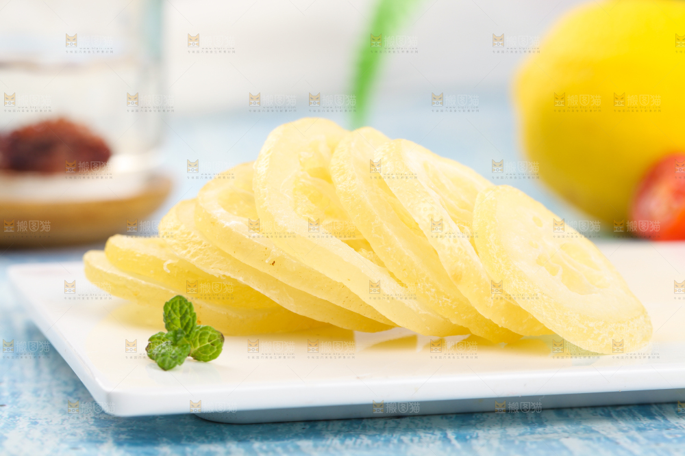 石板上放着干片柠檬干