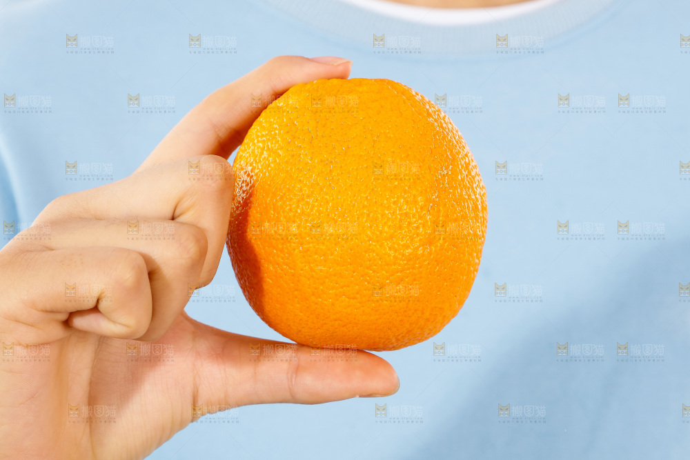 手里拿着橙子