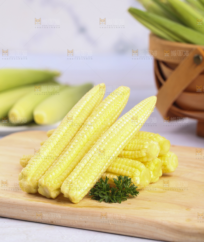 木板上的迷你玉米棒