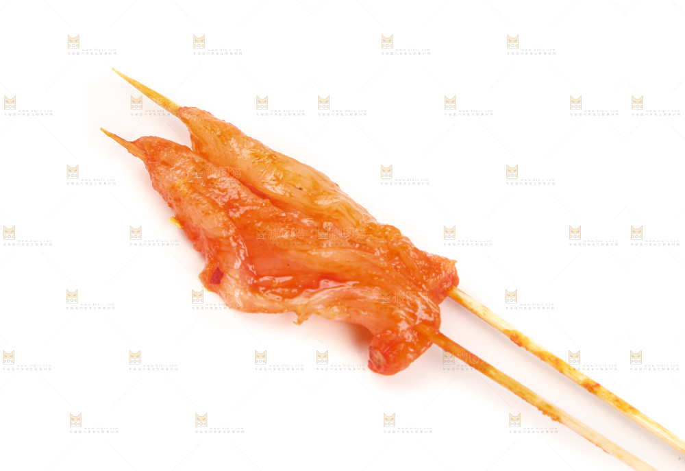 白底上放着肉串