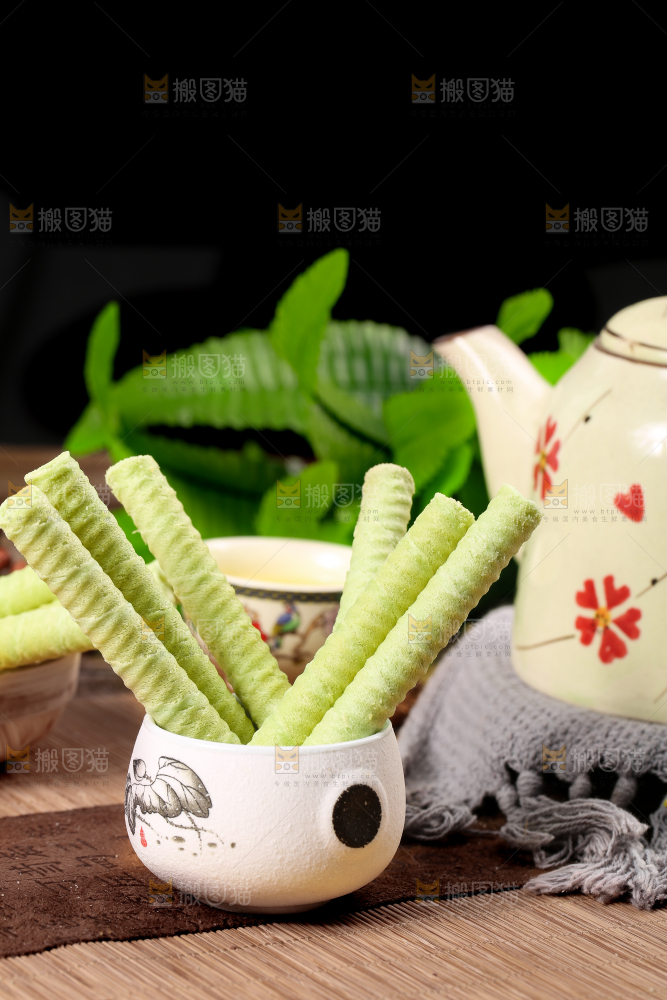 木底上摆放着抹茶卷