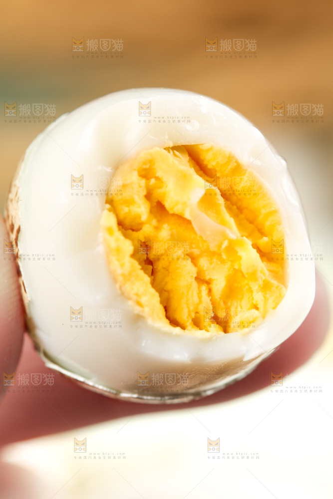 手拿剥皮的鹌鹑蛋