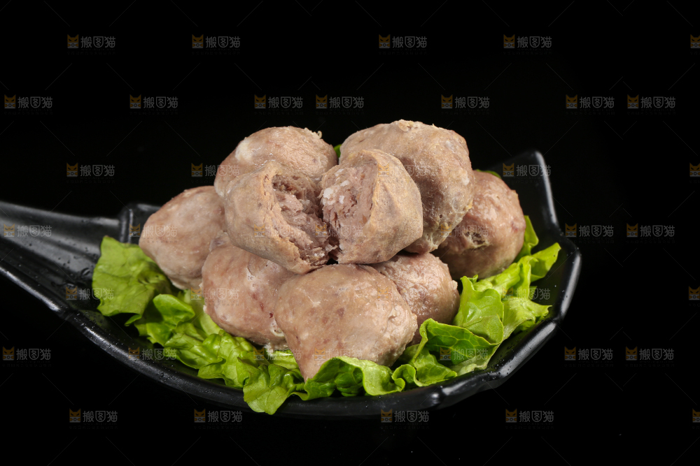 黑底上放着 一碗牛肉丸