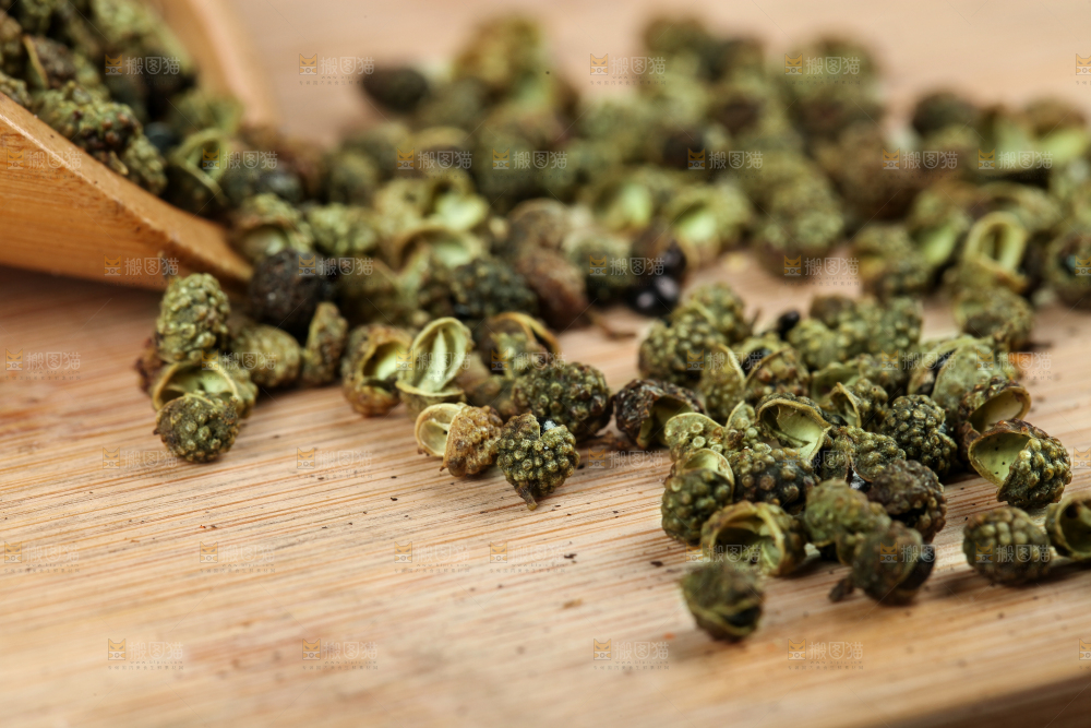木板上的干青花椒