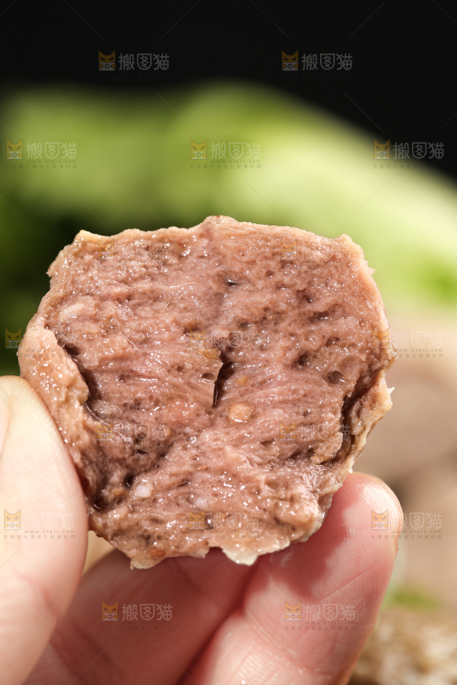 手拿掰开的牛筋丸