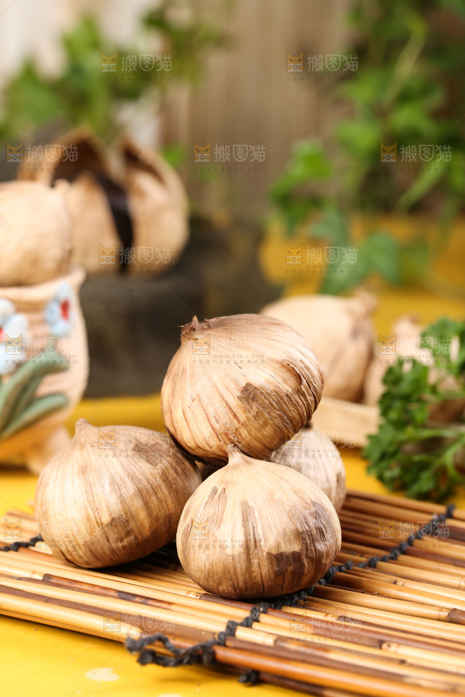 竹底上放着黑蒜米