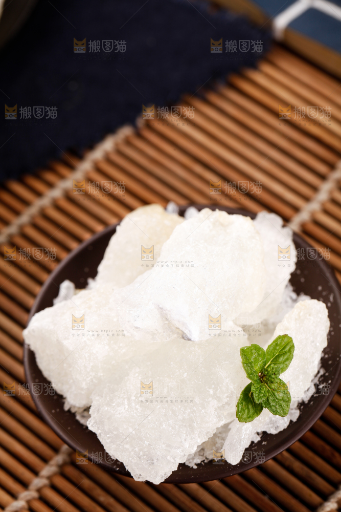 黑底上放着多晶冰糖