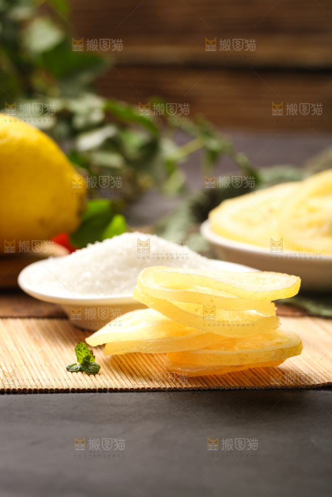 木板上的柠檬片
