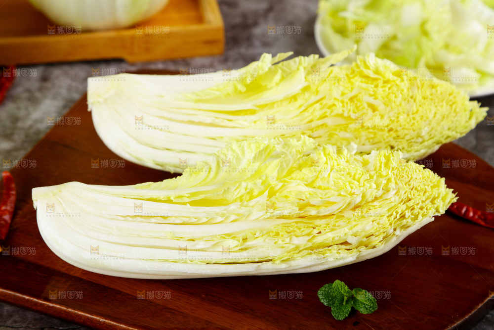 木板上放着切开的大白菜