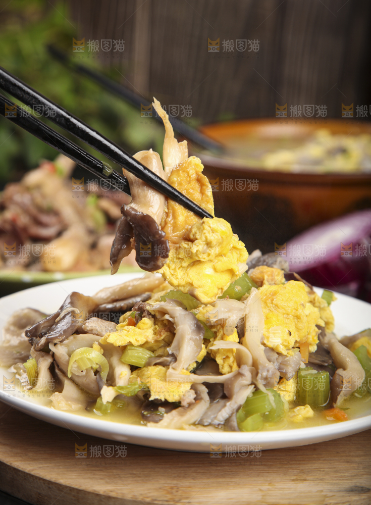 盘子里的平菇炒鸡蛋