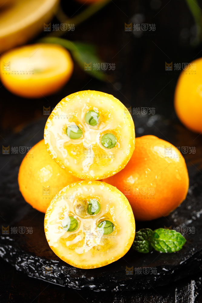 黑底上放着小金桔