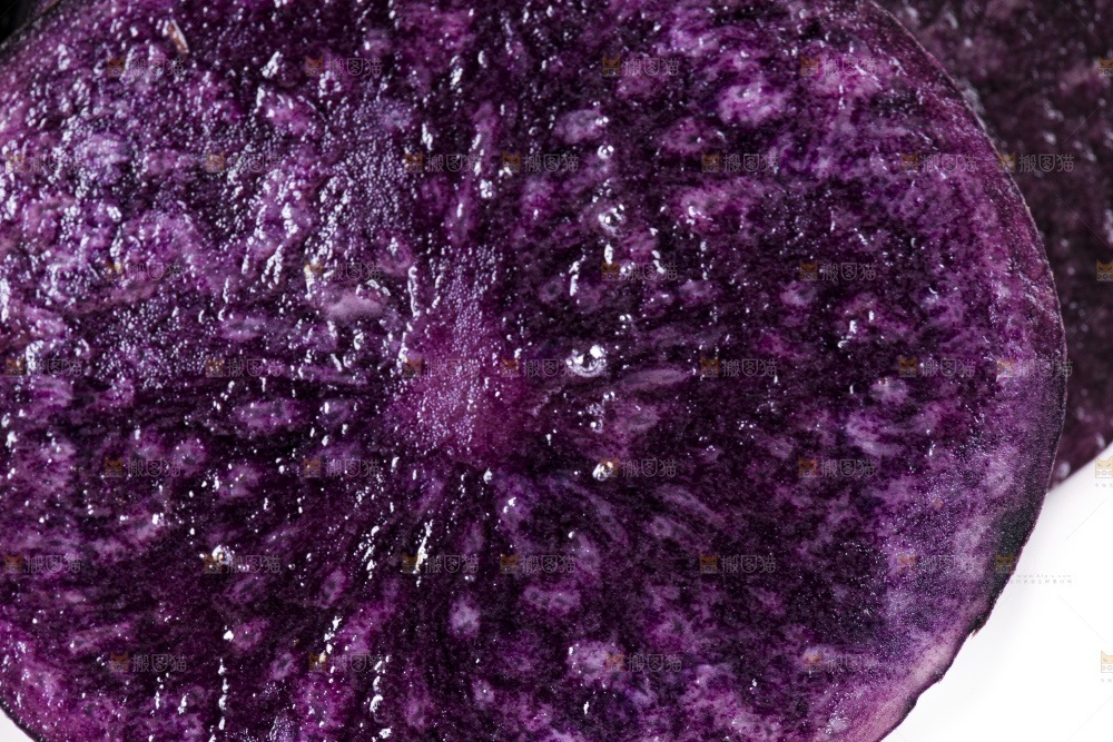 白底上的黑紫马铃薯