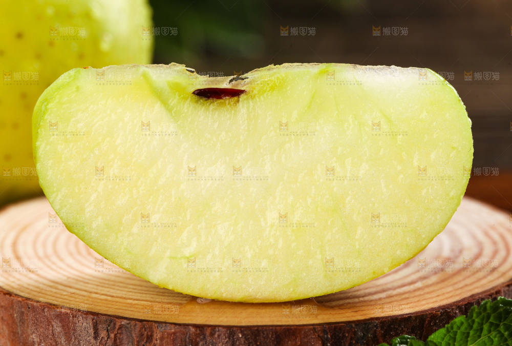 木底上摆放着王林青苹果