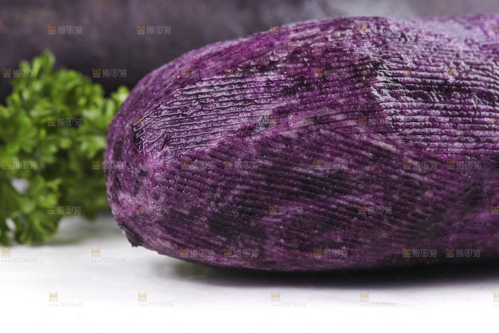 白底上的黑紫马铃薯