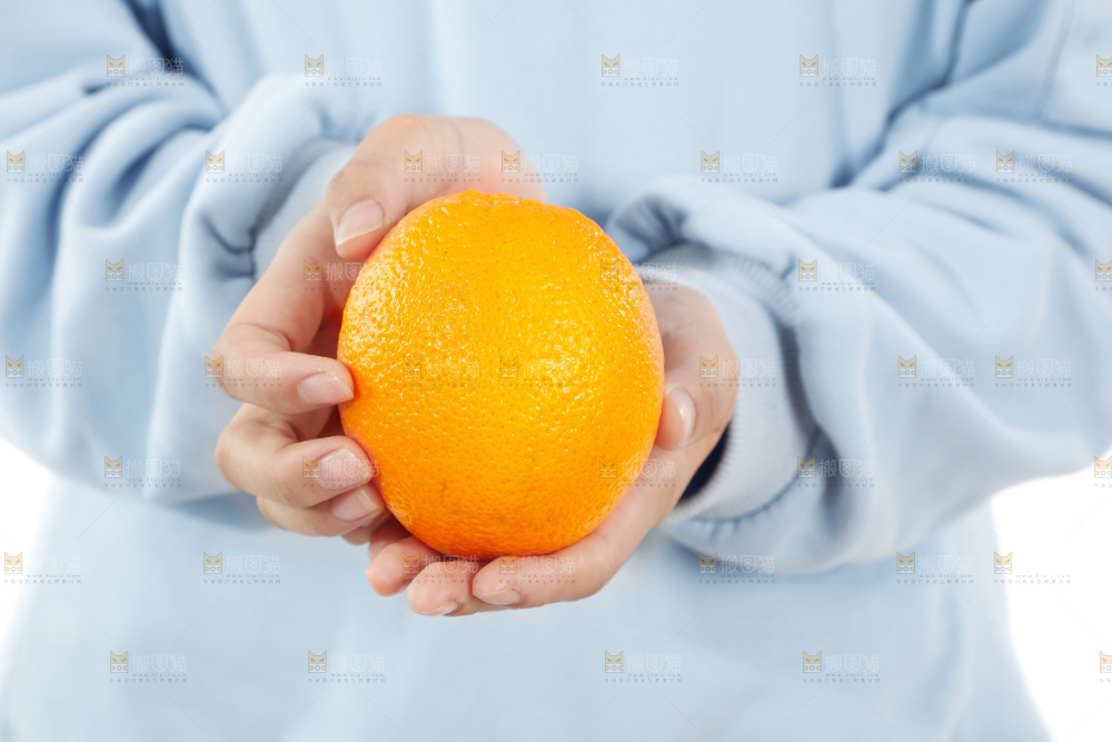 手里拿着橙子