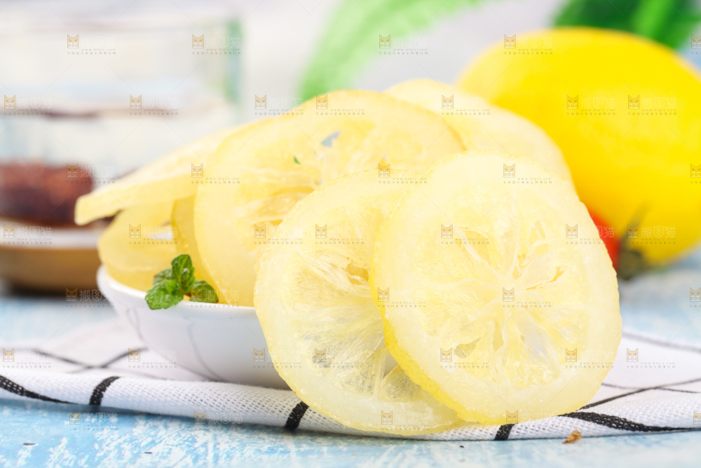 白格子底上的柠檬干片