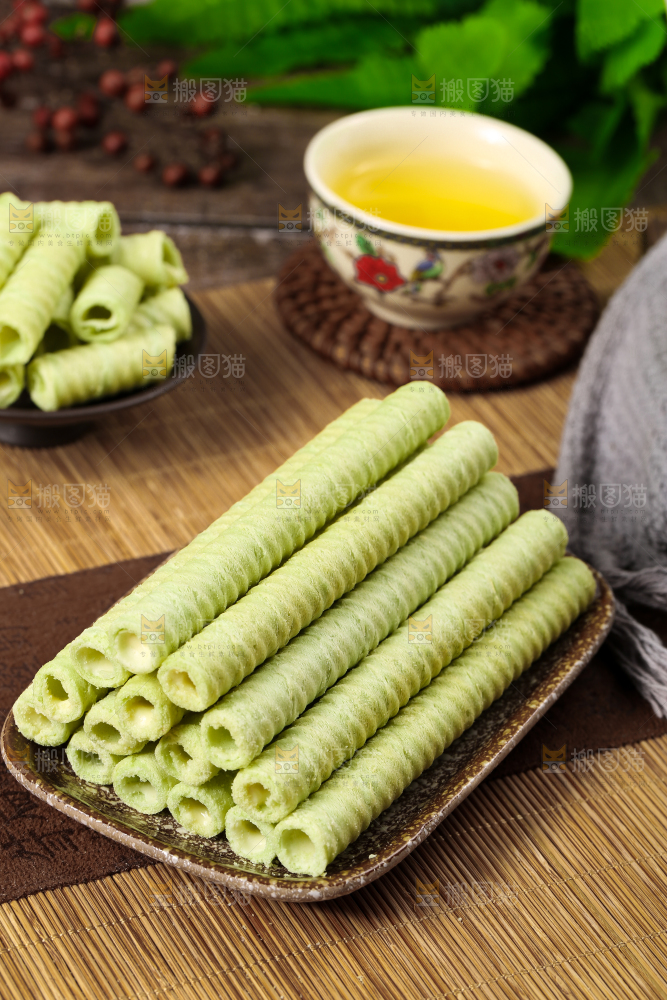 盘子里放着抹茶卷
