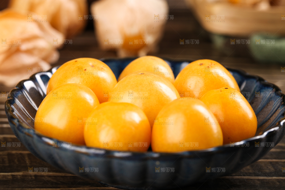 盘子里放着姑娘果