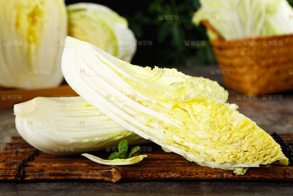 石板上放着大白菜